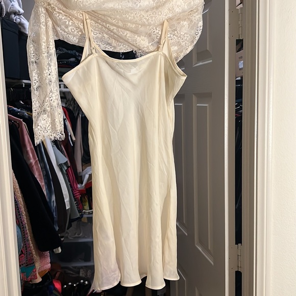 Lace dress - Picture 8 of 8